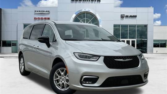 2024 Chrysler Pacifica Touring L — Minivan — 33,168 mi — Manvel, TX