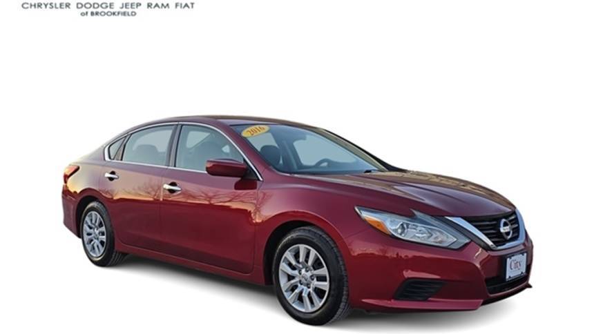 2016 Nissan Altima 2.5 — Sedan — 120,294 mi — Brookfield, WI