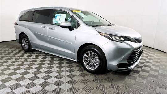 2022 Toyota Sienna LE — Minivan — 49,789 mi — Selma, CA