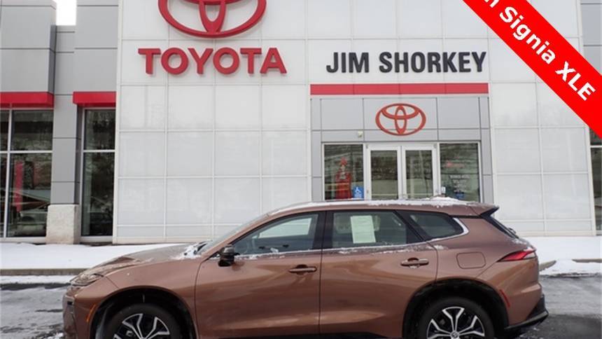 2025 Toyota Crown Signia XLE — SUV — 2,379 mi — Pittsburgh, PA