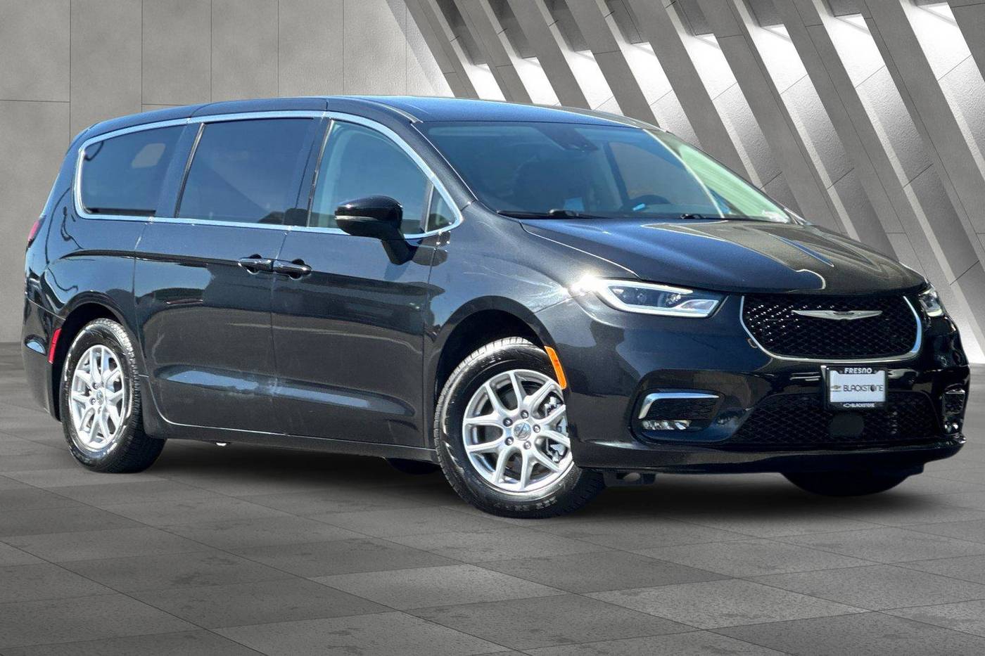 2023 Chrysler Pacifica Touring L — Minivan — 62,680 mi — Fresno, CA