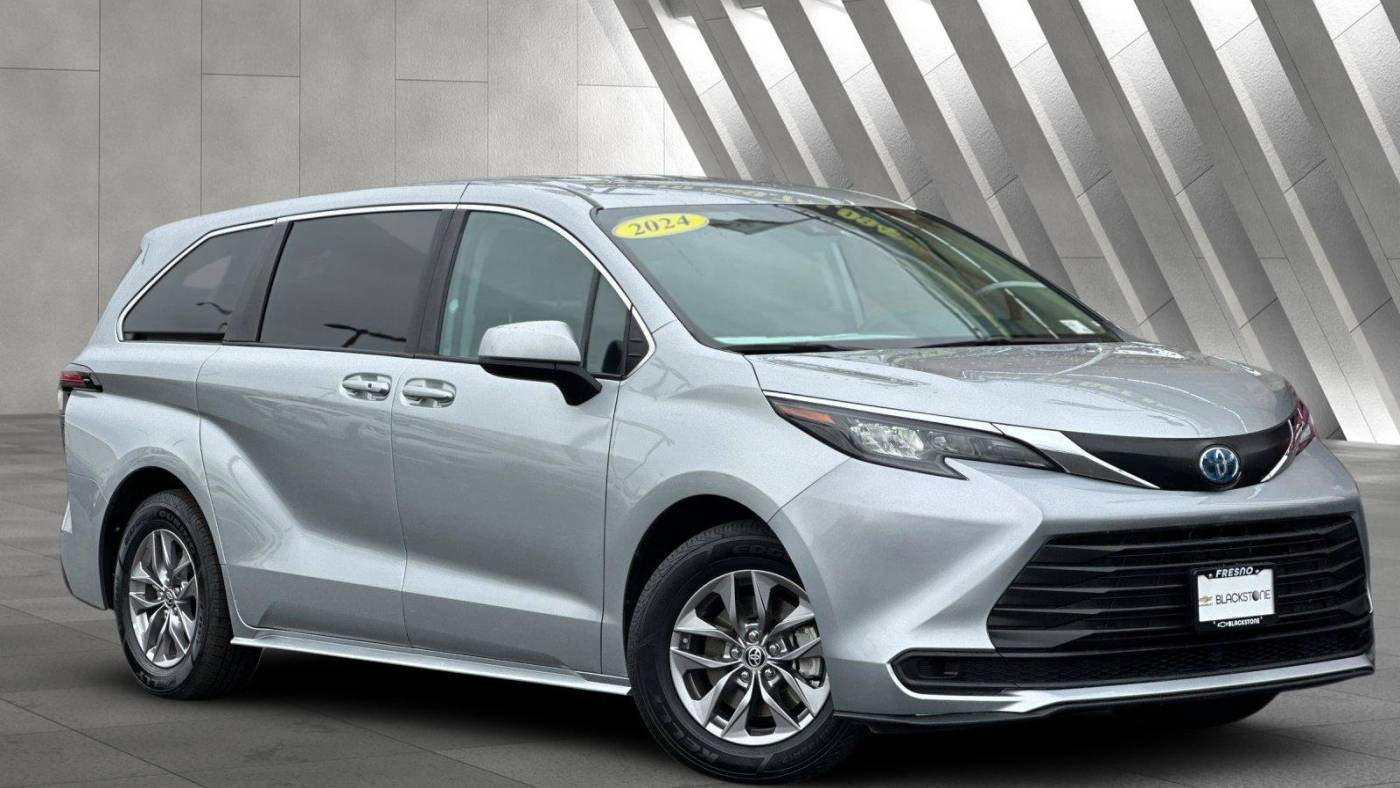 2024 Toyota Sienna LE — Minivan — 30,320 mi — Fresno, CA