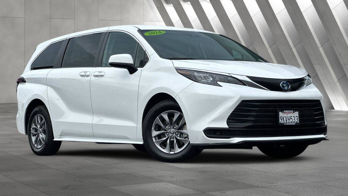 2024 Toyota Sienna LE — Minivan — 28,059 mi — Fresno, CA