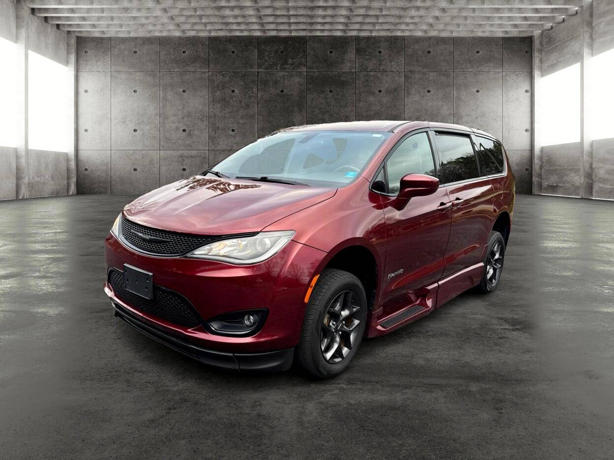 2020 Chrysler Pacifica Touring — Minivan — 39,754 mi — Duluth, GA