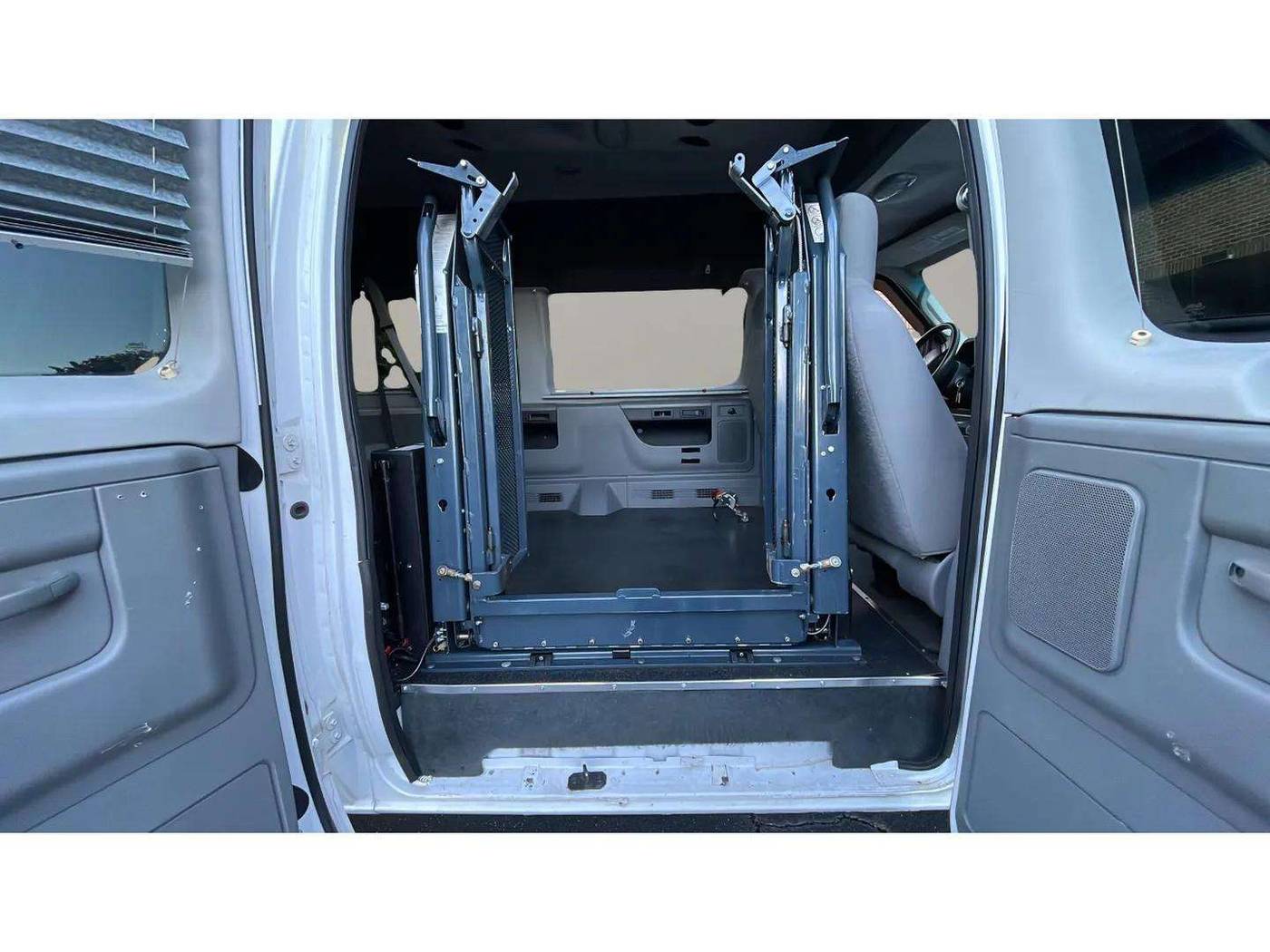 2009 Ford Econoline Wagon E-350 Super Duty XL — Passenger Van — 120,600 mi — Duluth, GA