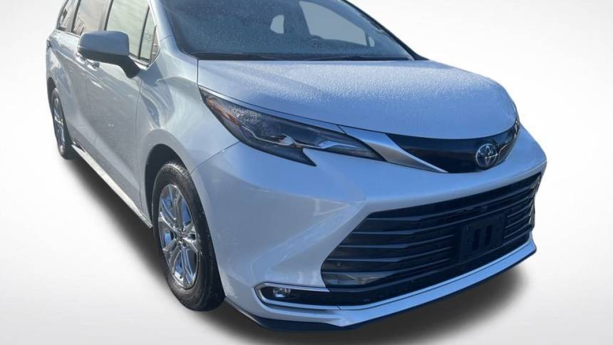 2024 Toyota Sienna Platinum — Minivan — 19,538 mi — Bristol, CT