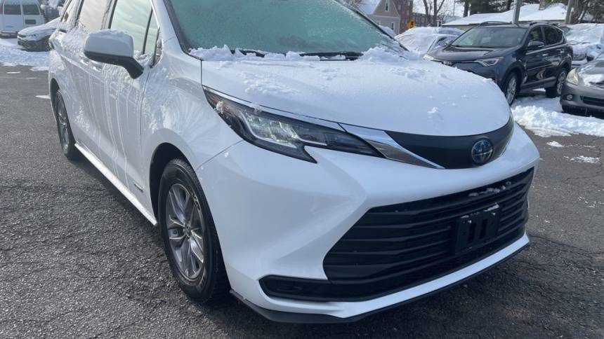 2021 Toyota Sienna LE — Minivan — 52,059 mi — Bristol, CT