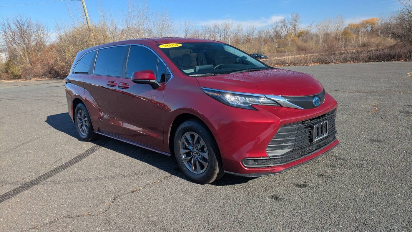 2023 Toyota Sienna LE — Minivan — 55,453 mi — Middletown, CT