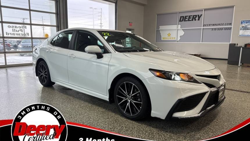 2022 Toyota Camry Hybrid SE — Sedan — 132,844 mi — Waukee, IA