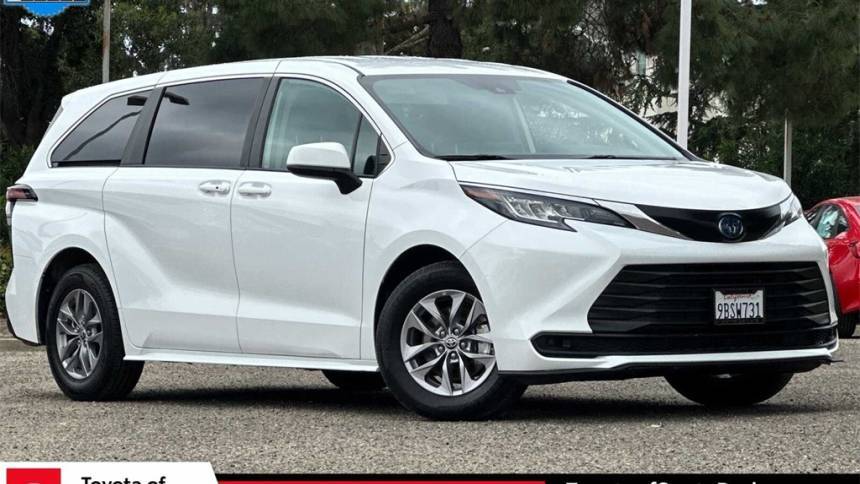 2022 Toyota Sienna LE — Minivan — 66,555 mi — Goleta, CA