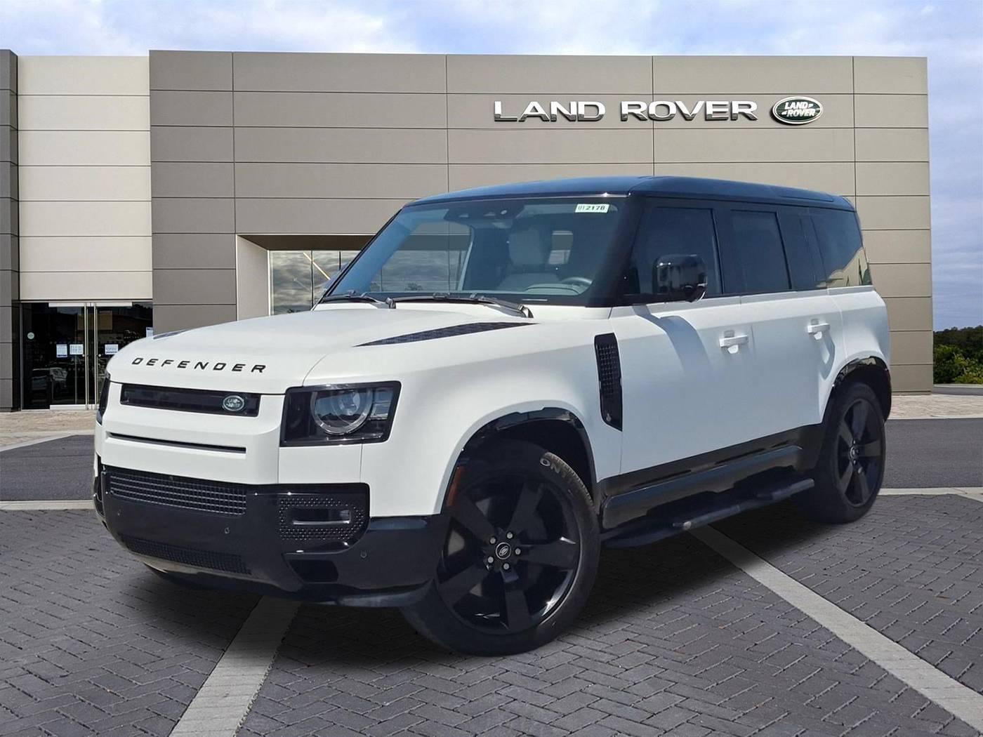 2025 Land Rover Defender X-Dynamic SE