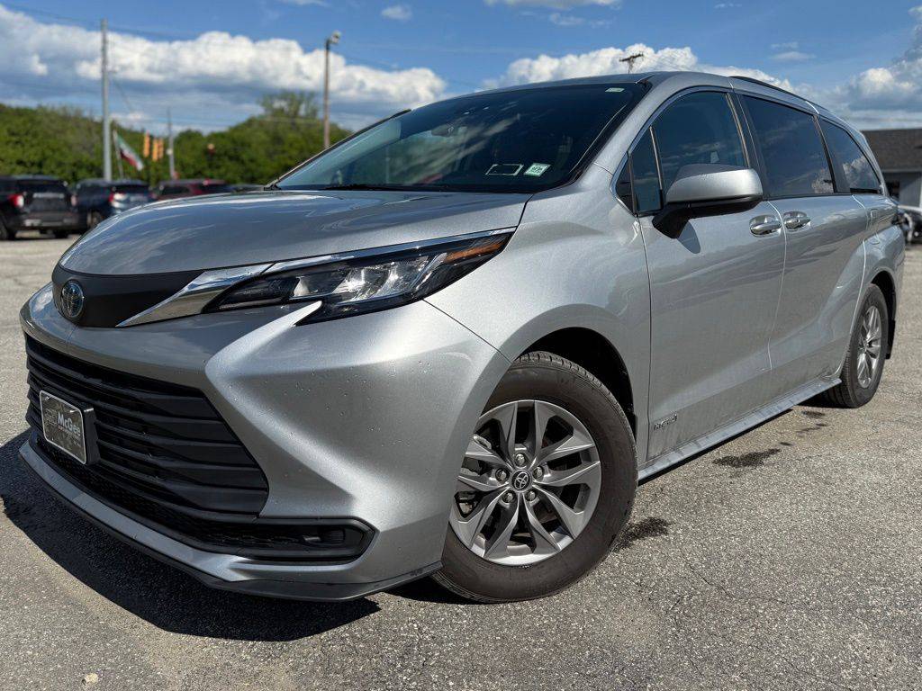 2021 Toyota Sienna LE — Minivan — 18,710 mi — Barre, VT