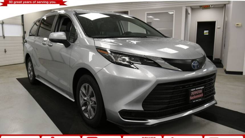 2023 Toyota Sienna LE — Minivan — 1,181 mi — Hackensack, NJ