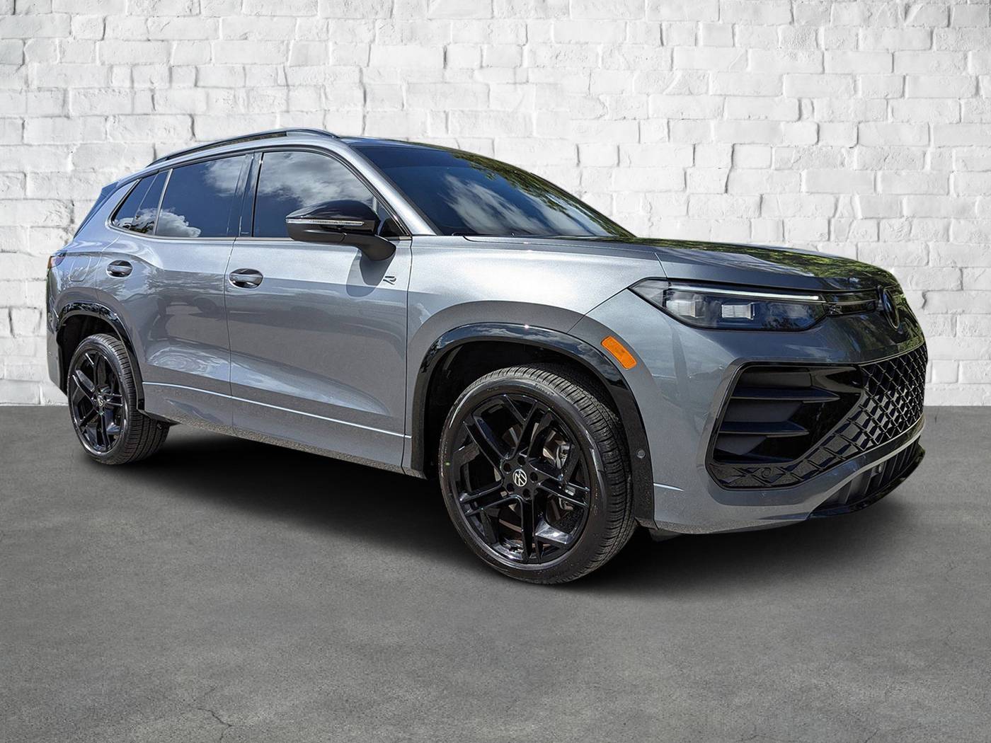 2025 Volkswagen Tiguan SE R-Line Black — SUV — 4,519 mi — Sarasota, FL