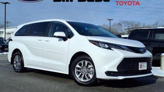 2024 Toyota Sienna LE — Minivan — 2,832 mi — Dover, NH