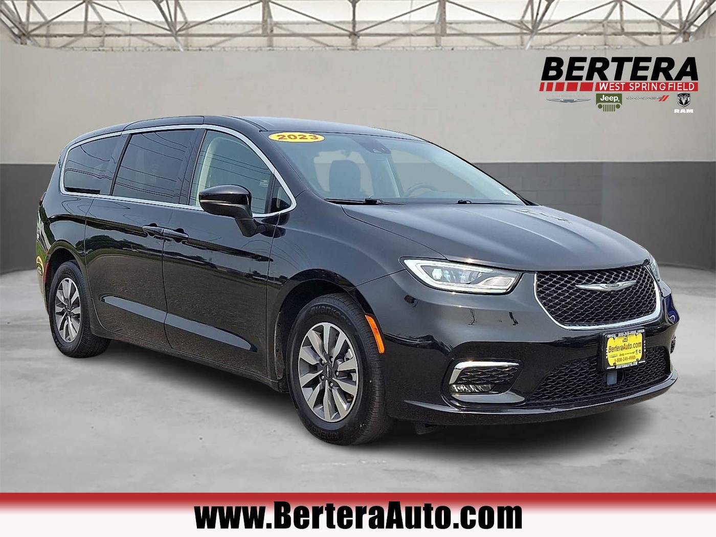 2023 Chrysler Pacifica Hybrid Touring L — Minivan — 72,337 mi — West Springfield, MA