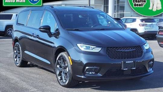 2023 Chrysler Pacifica Touring L — Minivan — 5,888 mi — Decatur, IL