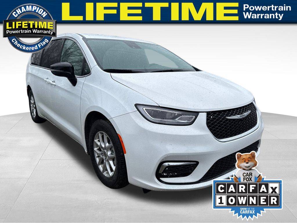 2025 Chrysler Pacifica Select — Minivan — 6,957 mi — Brighton, MI