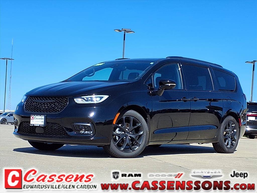 2024 Chrysler Pacifica Touring L — Minivan — 9,501 mi — Glen Carbon, IL