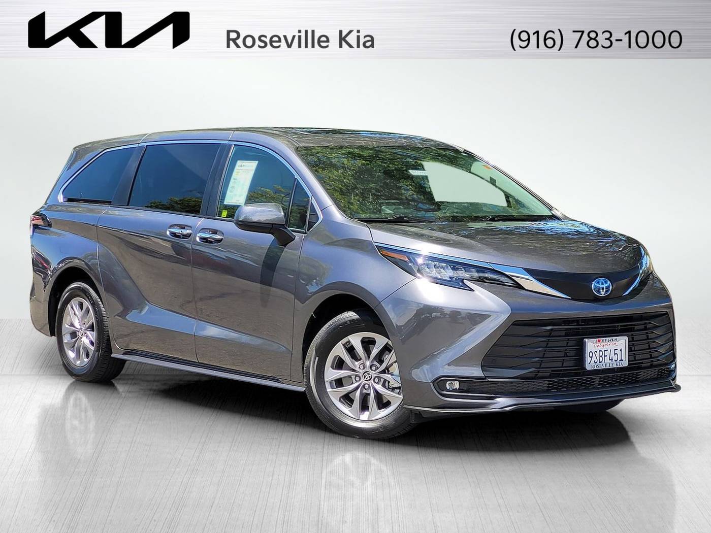 2025 Toyota Sienna XLE — Minivan — 4,391 mi — Roseville, CA