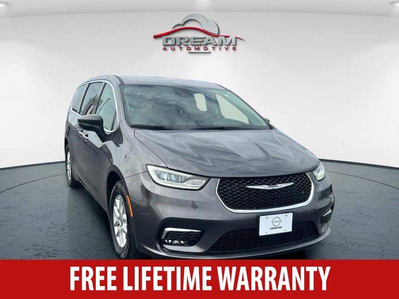 2023 Chrysler Pacifica Touring L — Minivan — 65,378 mi — Wood River, IL