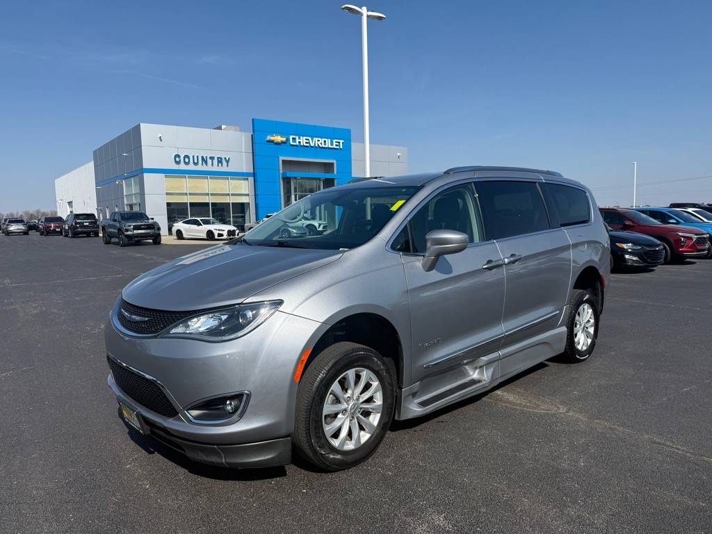 2019 Chrysler Pacifica Touring L — Minivan — 37,043 mi — Herscher, IL