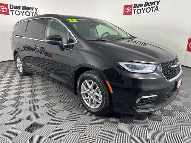 2023 Chrysler Pacifica Touring L — Minivan — 37,744 mi — Cedar Falls, IA