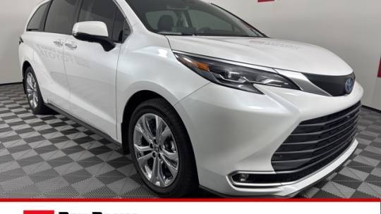 2024 Toyota Sienna Platinum — Minivan — 4,064 mi — Cedar Falls, IA