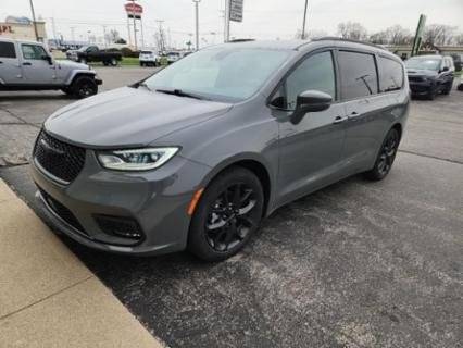 2022 Chrysler Pacifica Touring L — Minivan — 34,119 mi — Mattoon, IL