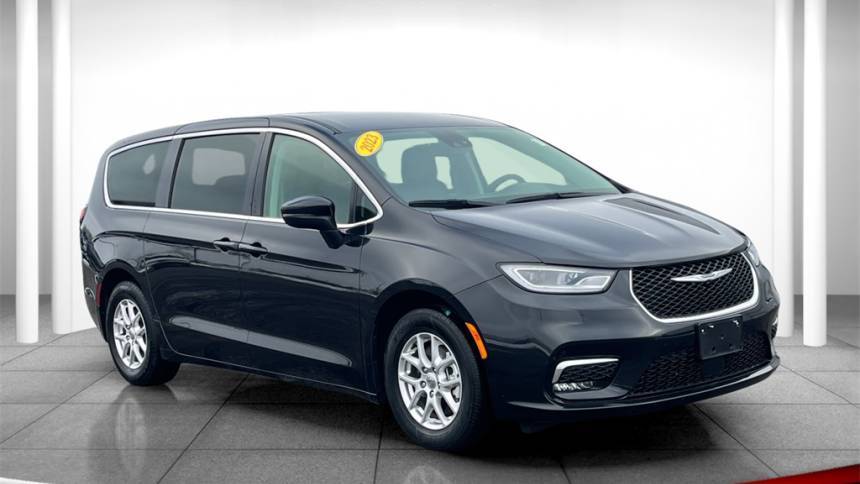 2023 Chrysler Pacifica Touring L — Minivan — 60,945 mi — Indianapolis, IN