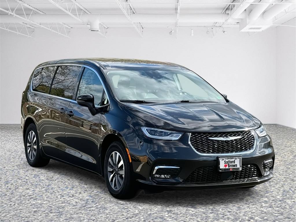 2023 Chrysler Pacifica Hybrid Touring L — Minivan — 62,157 mi — Fairfax, VA