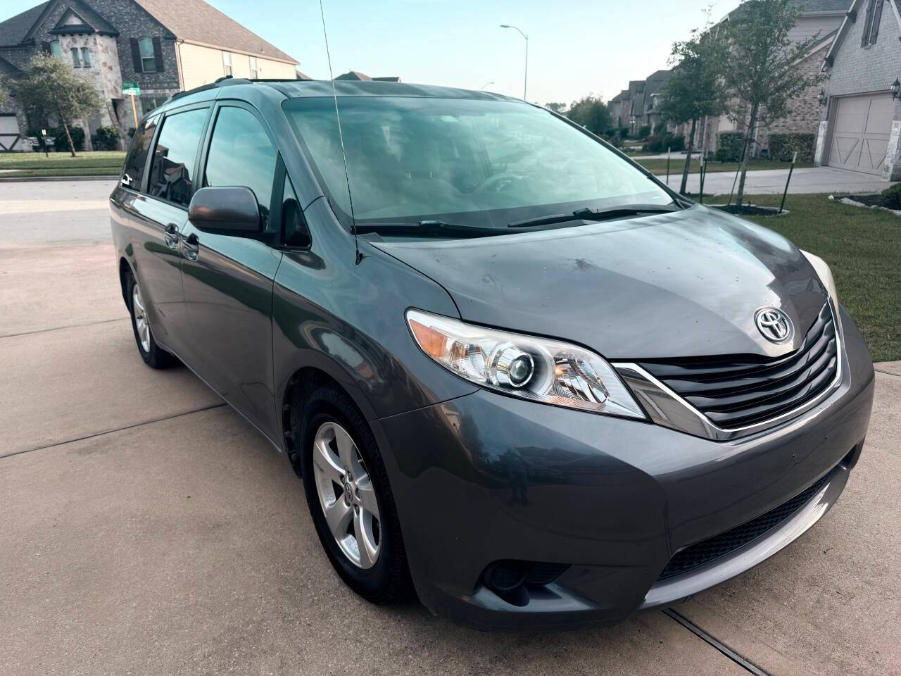 2013 Toyota Sienna LE — Minivan — 136,805 mi — Houston, TX