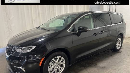 2024 Chrysler Pacifica Touring L — Minivan — 13,847 mi — Defiance, OH