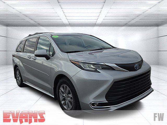 2022 Toyota Sienna XLE — Minivan — 61,327 mi — Fort Wayne, IN