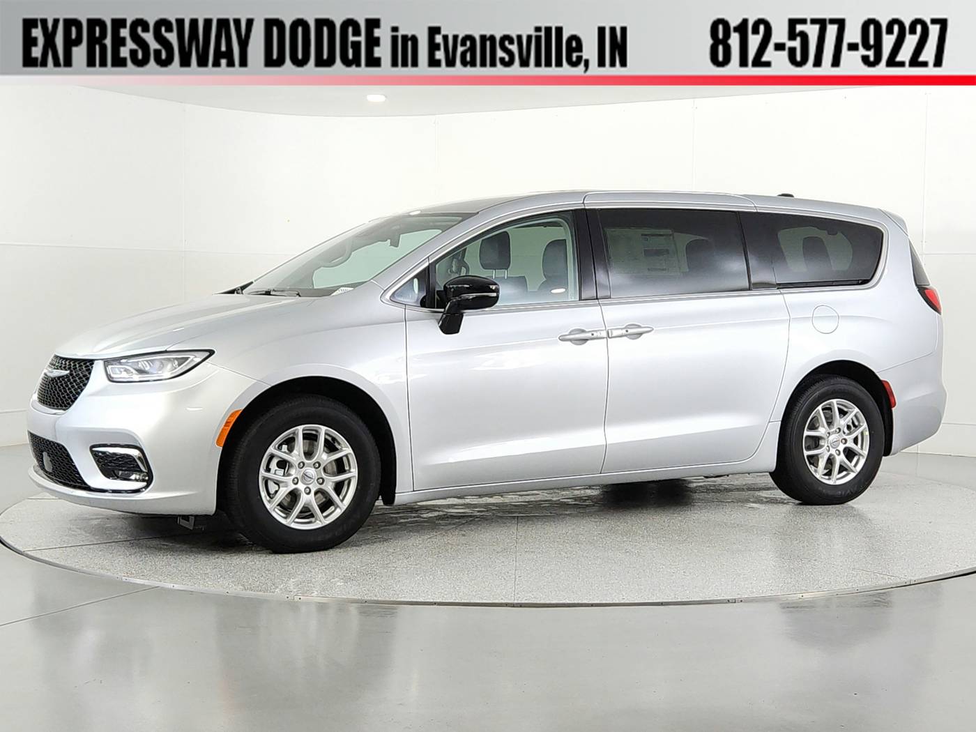 2024 Chrysler Pacifica Touring L — Minivan — 7,031 mi — Evansville, IN