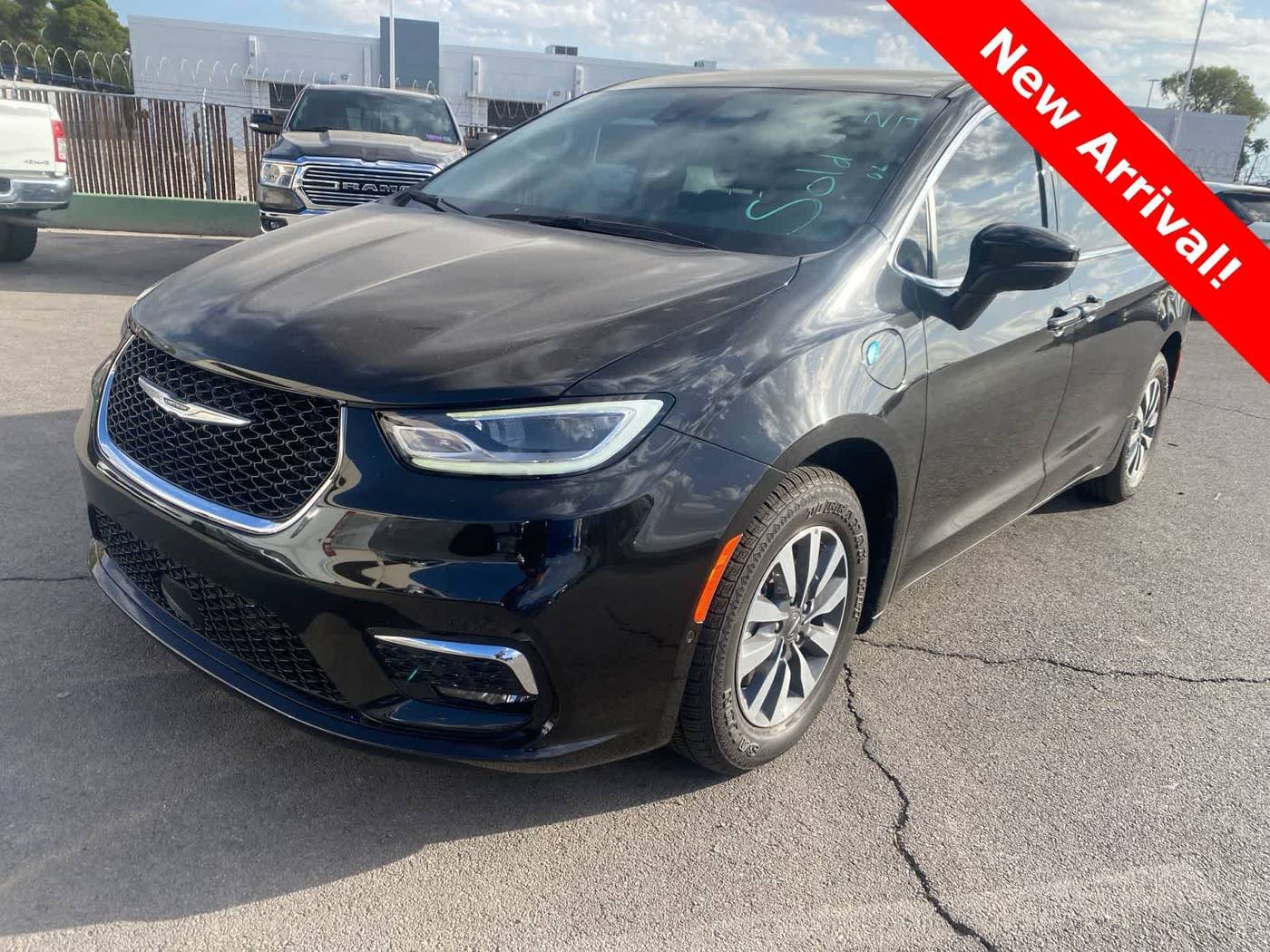 2023 Chrysler Pacifica Hybrid Touring L — Minivan — 4,229 mi — Las Vegas, NV