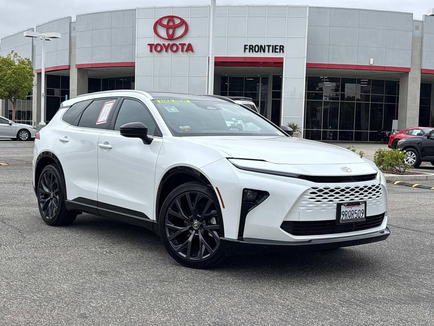 2025 Toyota Crown Signia Limited — SUV — 10,690 mi — Valencia, CA