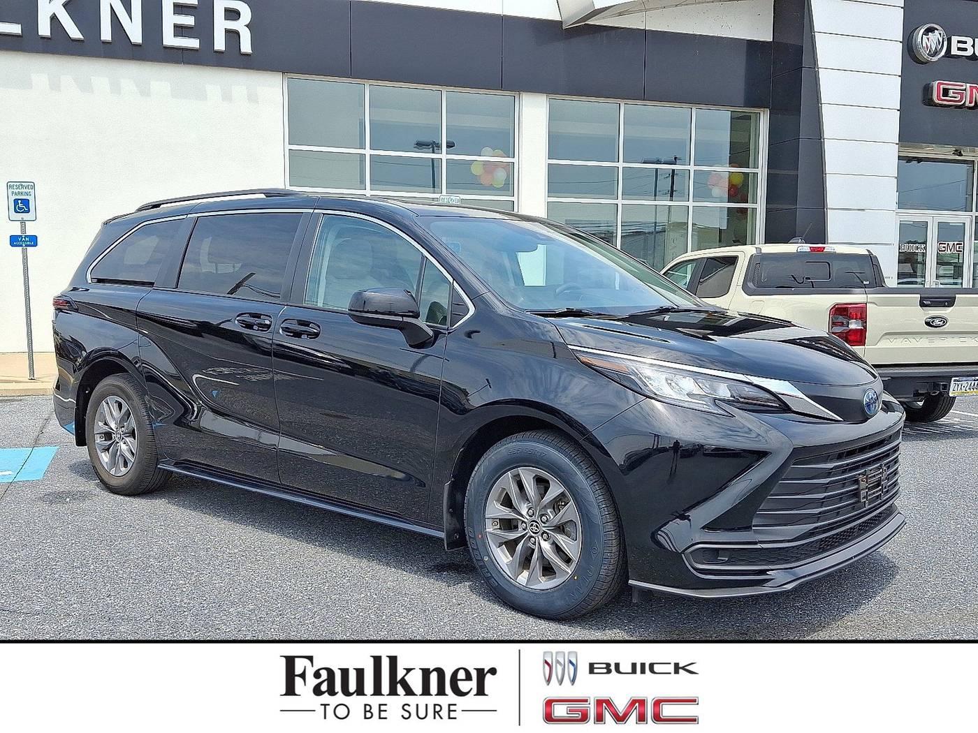 2023 Toyota Sienna LE — Minivan — 26,596 mi — Harrisburg, PA