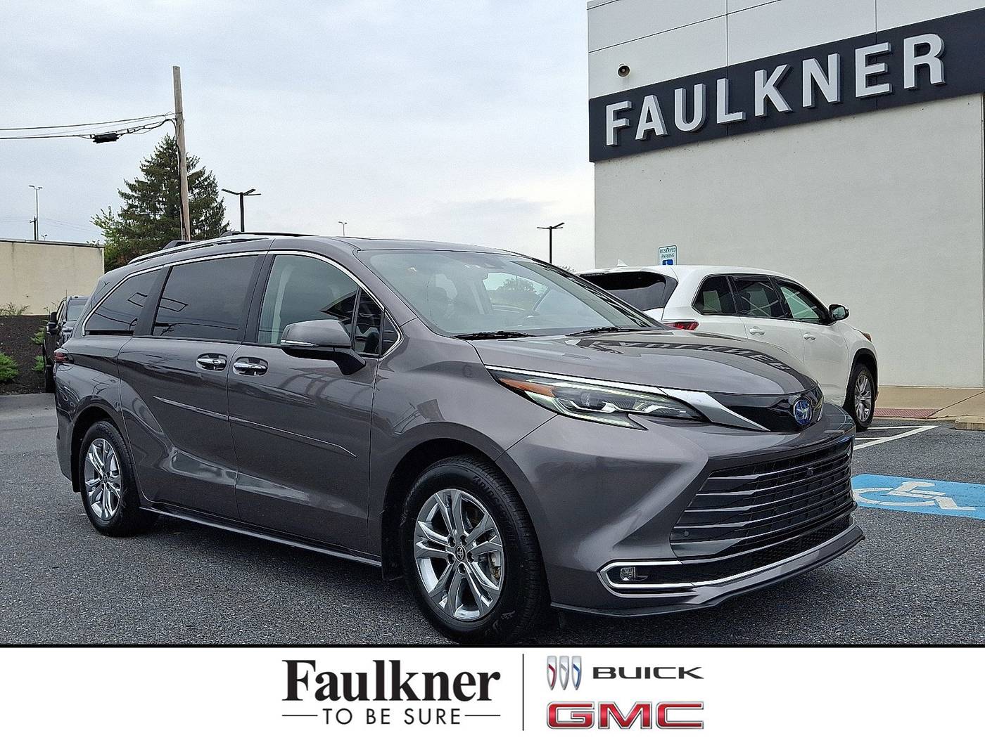2024 Toyota Sienna Platinum — Minivan — 22,546 mi — Harrisburg, PA