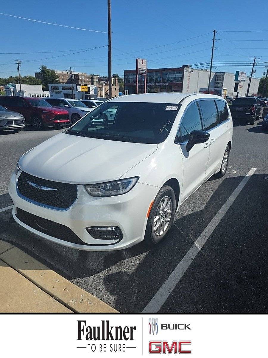 2025 Chrysler Pacifica Select — Minivan — 8,725 mi — Harrisburg, PA