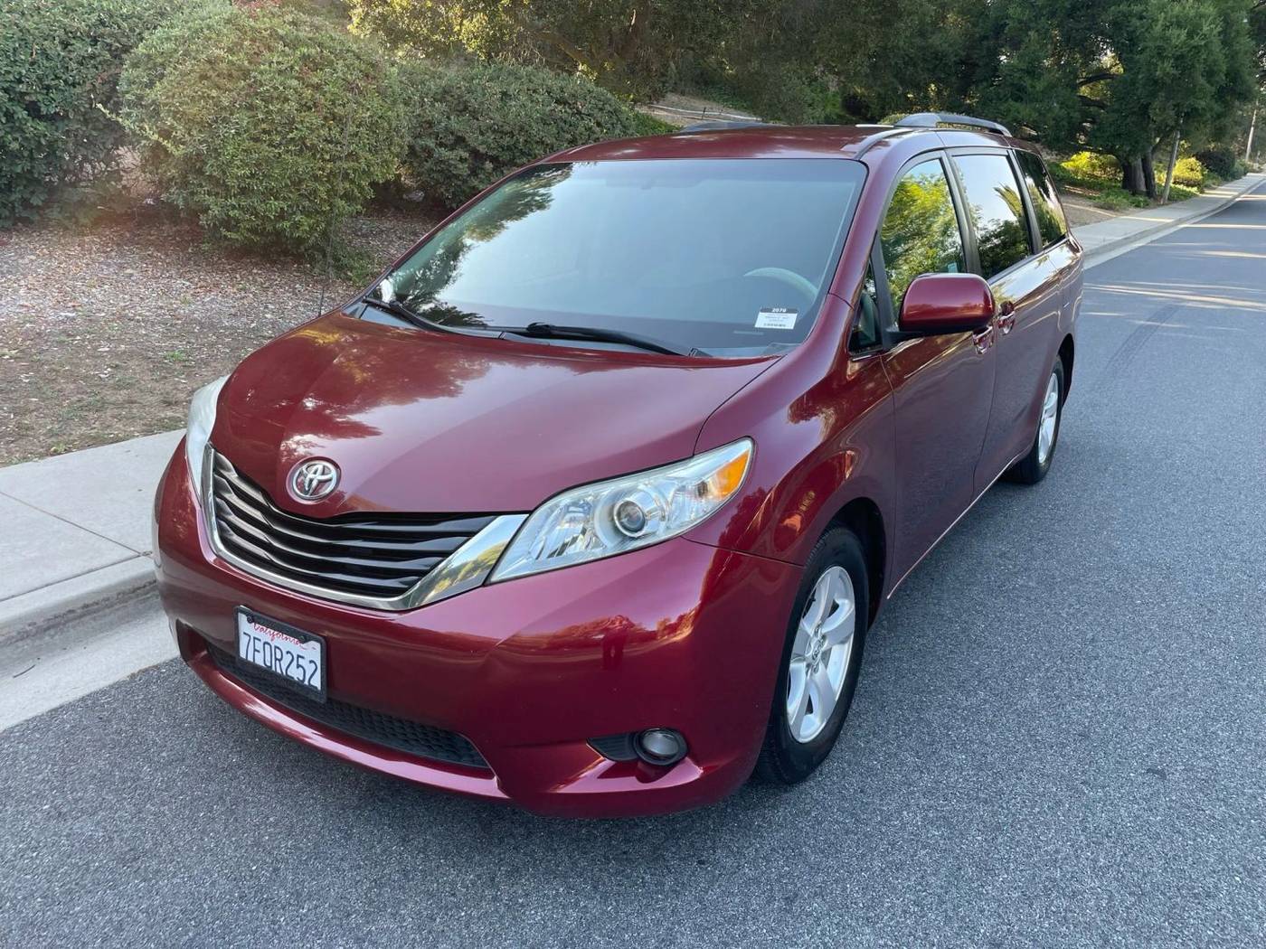 2014 Toyota Sienna LE — Minivan — 137,539 mi — Thousand Oaks, CA