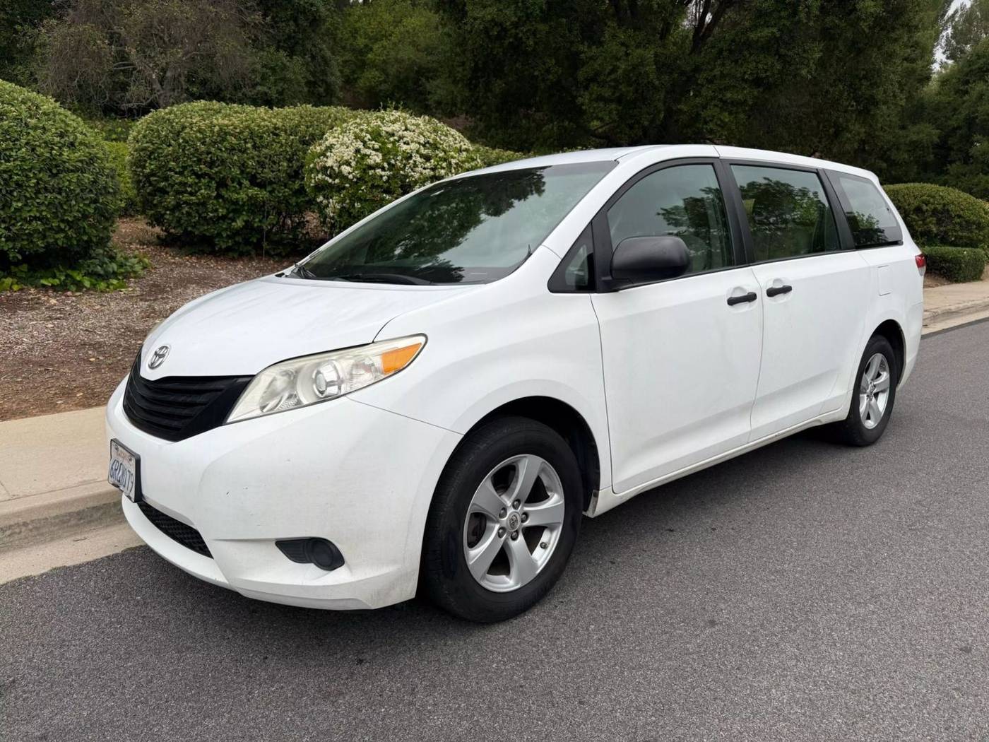 2011 Toyota Sienna Base — Minivan — 144,920 mi — Thousand Oaks, CA