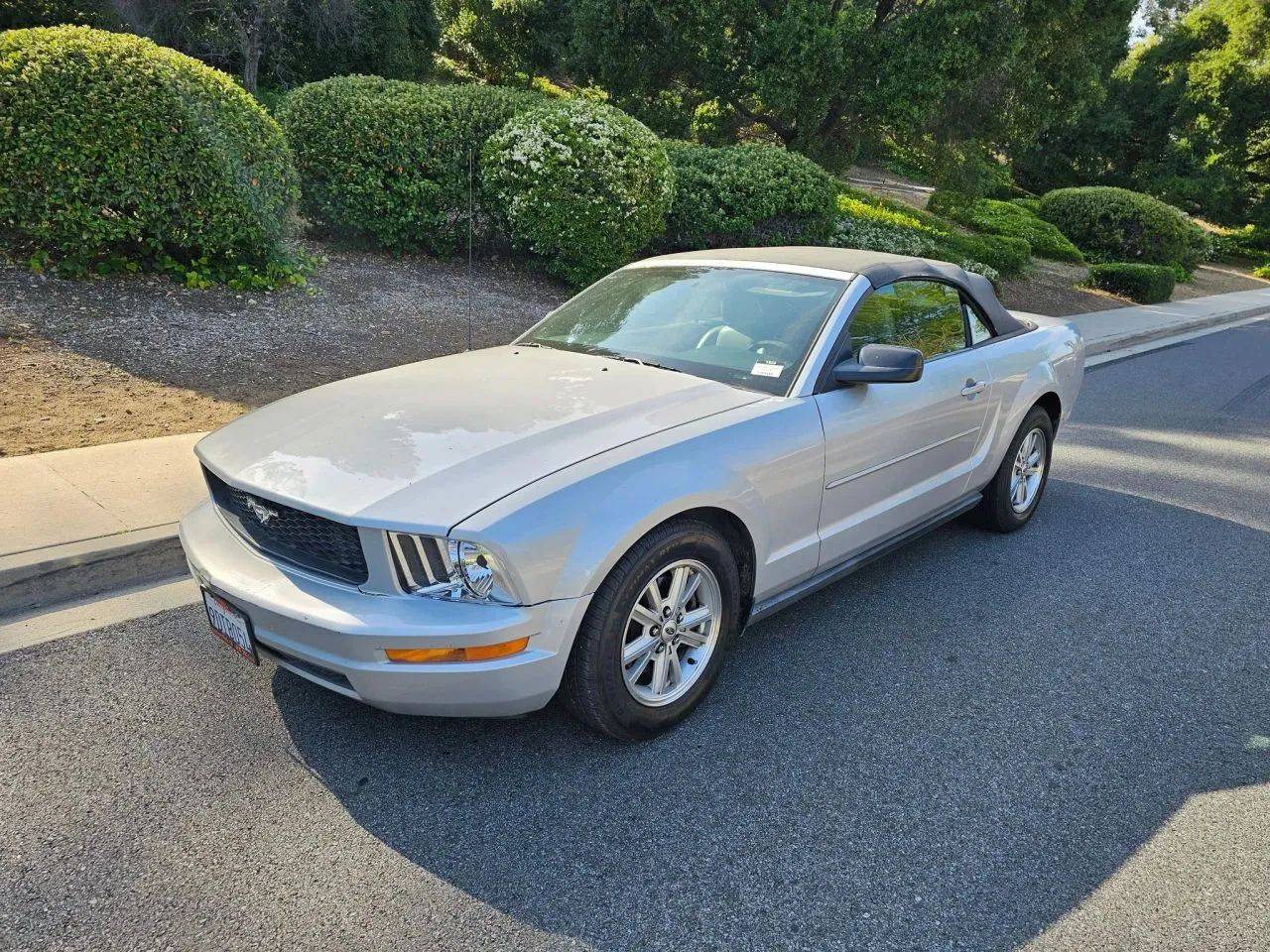 2005 Ford Mustang Deluxe