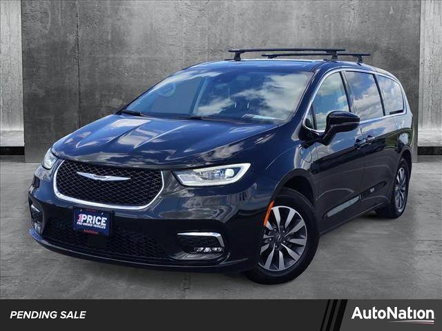 2022 Chrysler Pacifica Hybrid Touring L — Minivan — 67,849 mi — Austin, TX