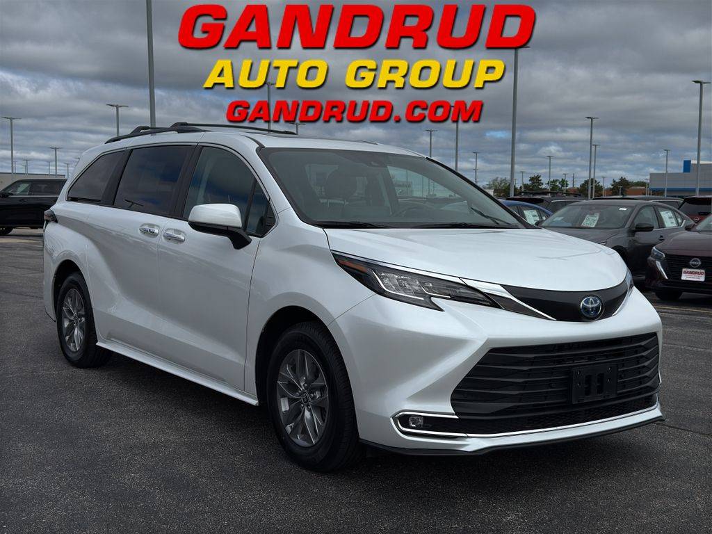 2022 Toyota Sienna XLE — Minivan — 39,800 mi — Green Bay, WI
