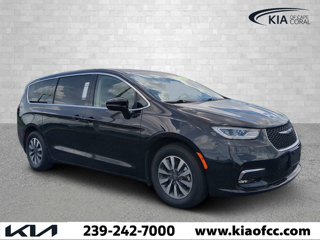 2024 Chrysler Pacifica Hybrid Select — Minivan — 61,073 mi — Cape Coral, FL
