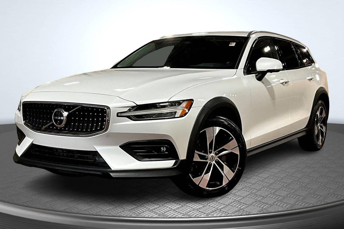 2024 Volvo V60 Cross Country Plus — Wagon — 34,588 mi — Chicago, IL
