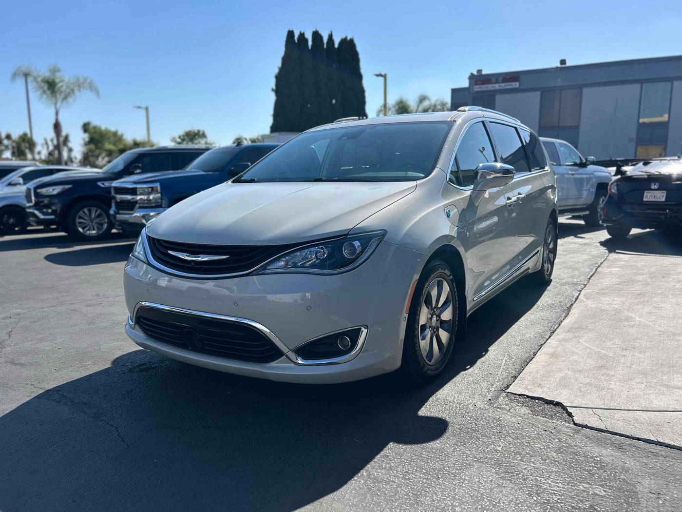 2017 Chrysler Pacifica Hybrid Platinum — Minivan — 114,756 mi — La Mesa, CA