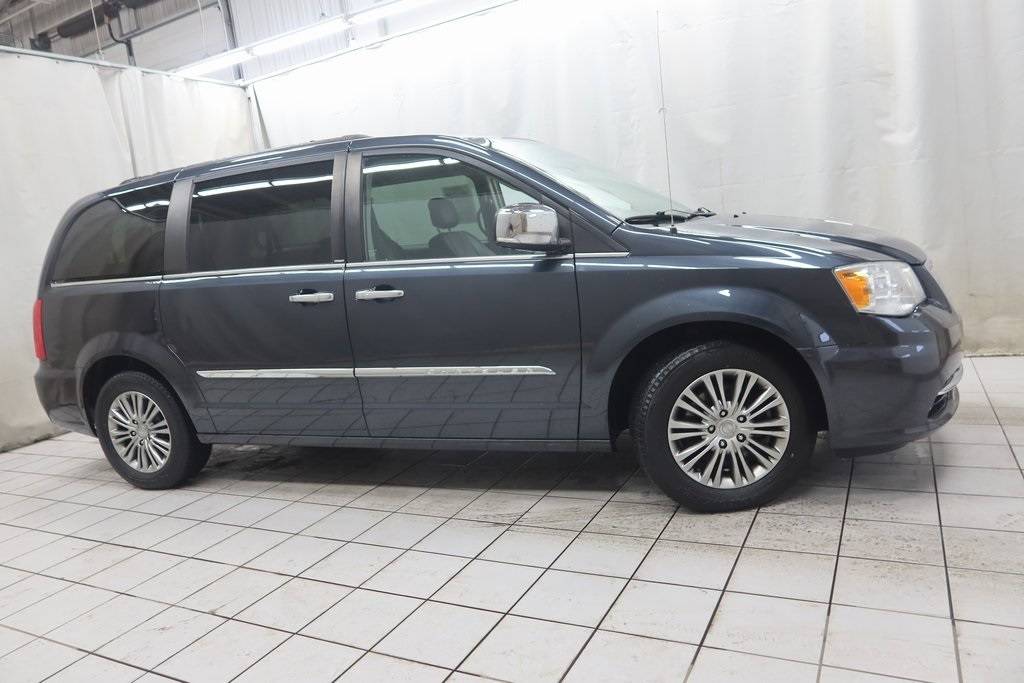 2014 Chrysler Town & Country Touring-L — Minivan — 140,318 mi — Fargo, ND