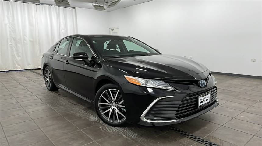 2023 Toyota Camry Hybrid XLE — Sedan — 58,142 mi — Highland Park, IL